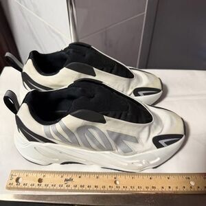 adidas YZY 700 MNVN White and Black - SIZE 6